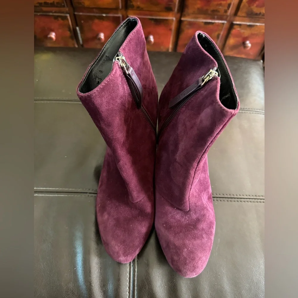 DKNY gorgeous burgundy suede ankle boot size 8.5 M - Picture 7 of 15